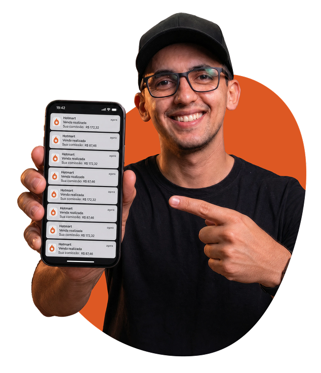 Homem sorrindo mostra no celular uma sequência de notificações de vendas realizadas