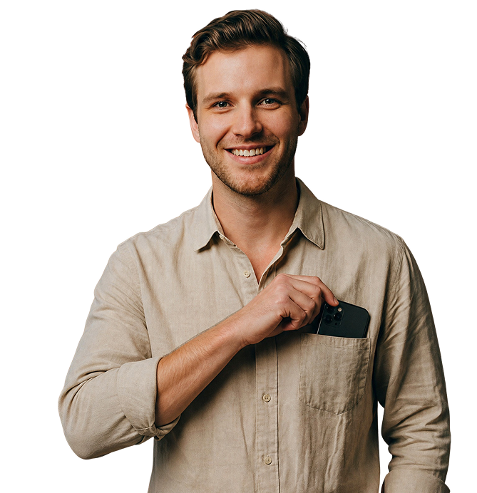 Homem sorridente guarda o celular no bolso da camisa