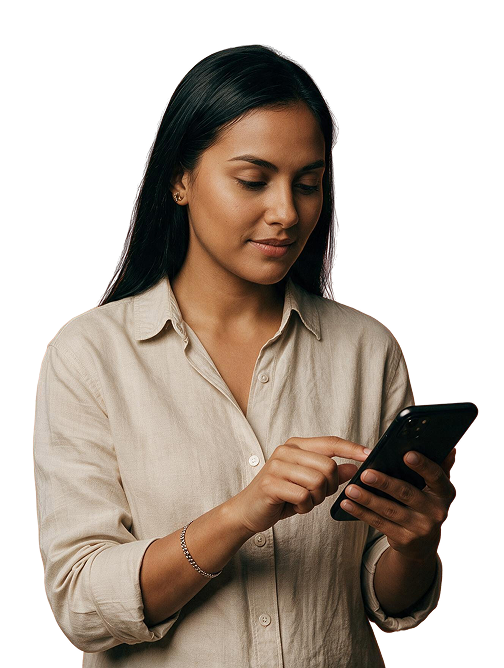 Mulher de camisa bege consulta o celular enquanto estuda pelo aparelho
