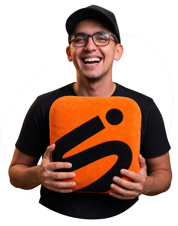 Homem sorridente abraça uma almofada com o símbolo da InfoScale